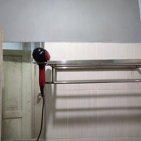 Oyo 93411 Syariah Hotel Tomborang Karema Esterno foto