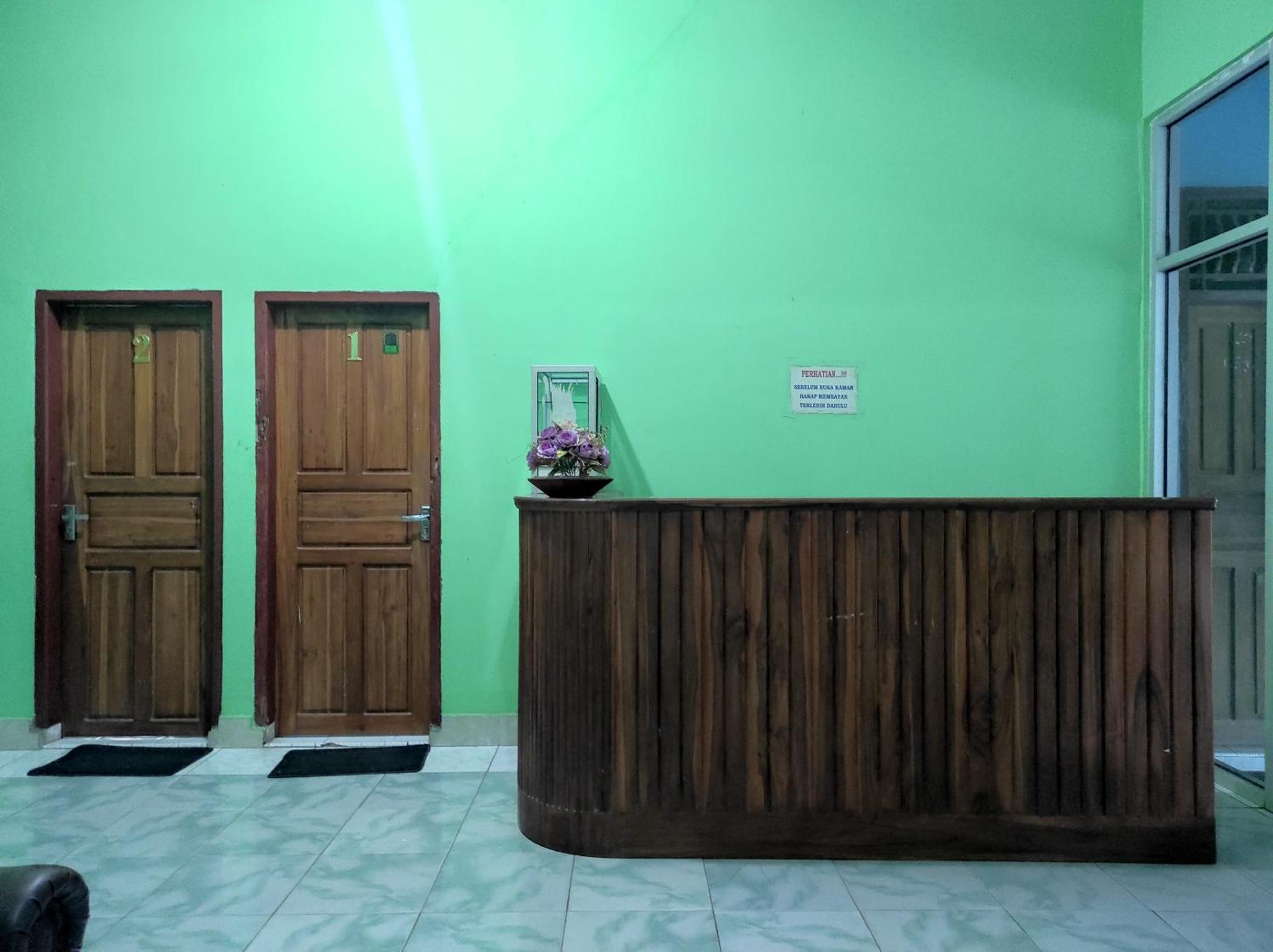 Oyo 93411 Syariah Hotel Tomborang Karema Esterno foto