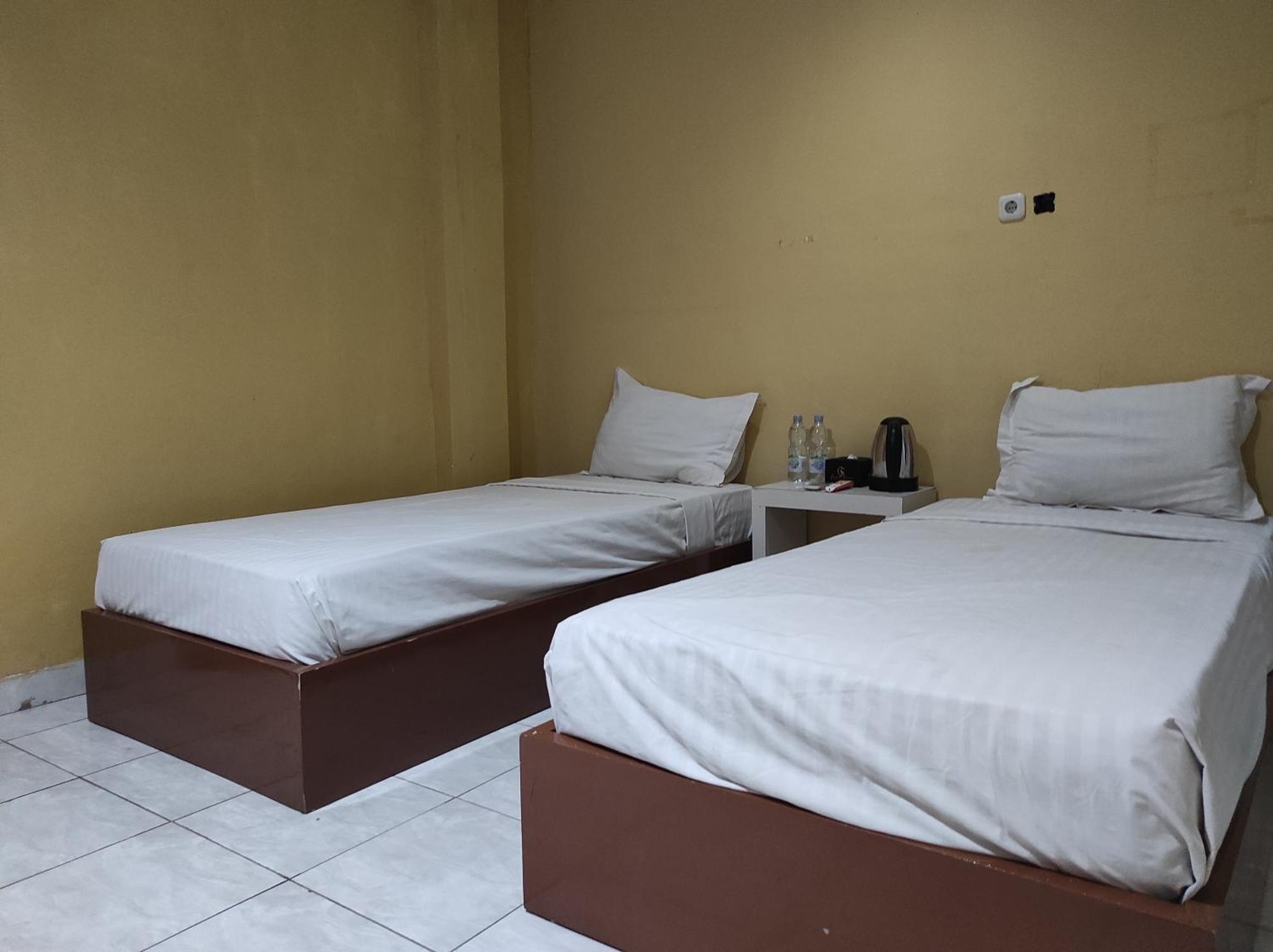 Oyo 93411 Syariah Hotel Tomborang Karema Esterno foto