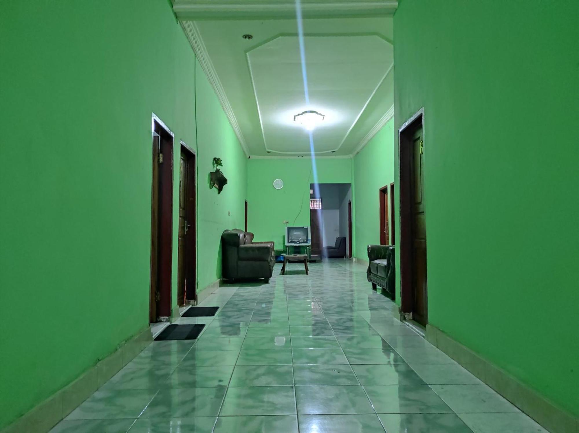 Oyo 93411 Syariah Hotel Tomborang Karema Esterno foto