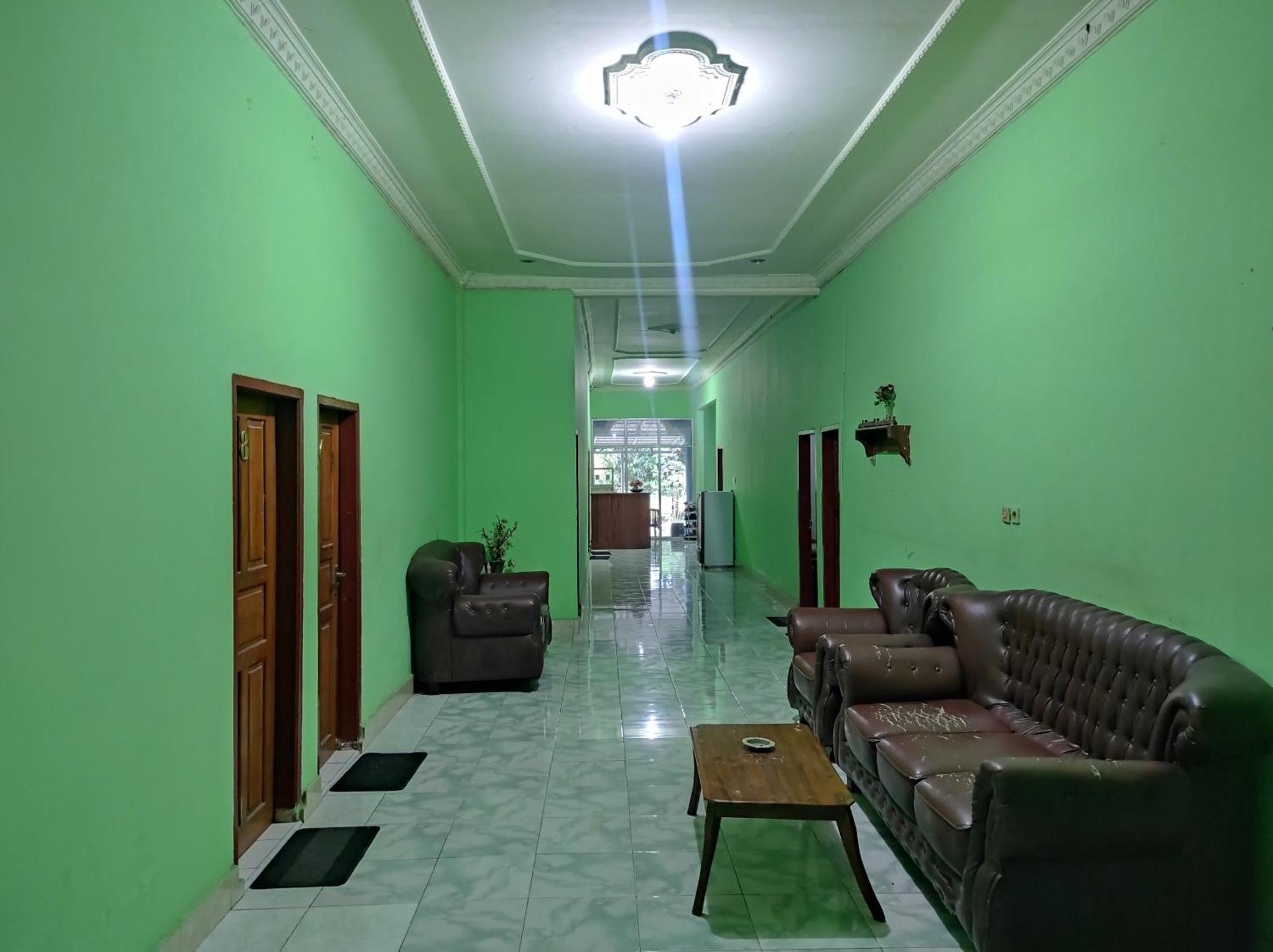 Oyo 93411 Syariah Hotel Tomborang Karema Esterno foto