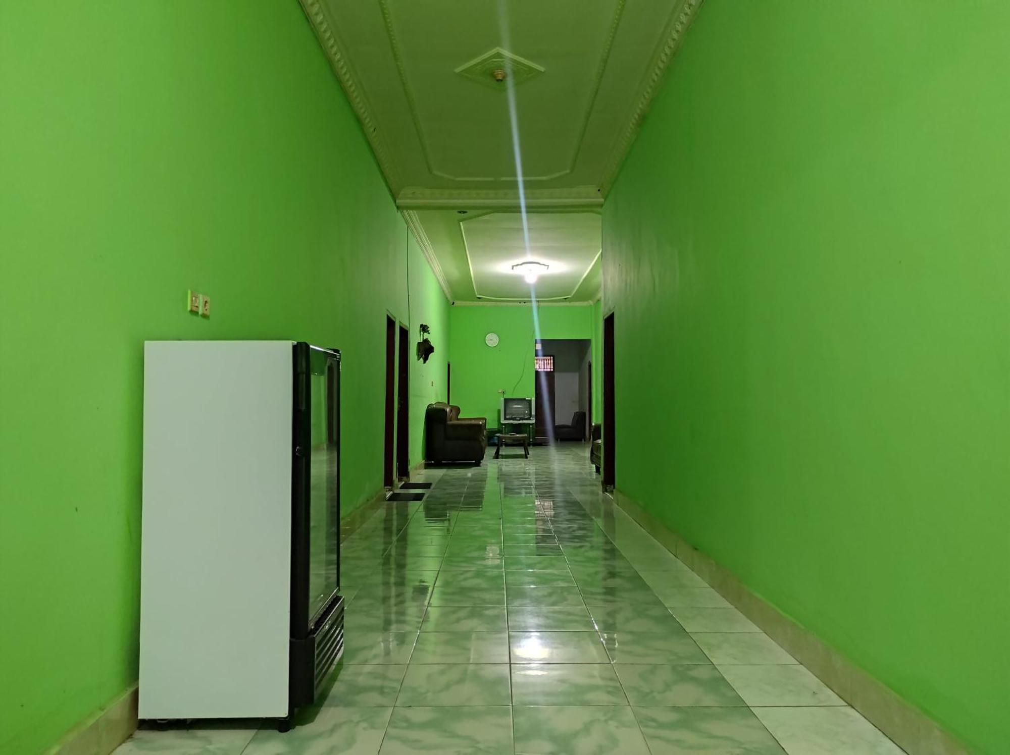 Oyo 93411 Syariah Hotel Tomborang Karema Esterno foto