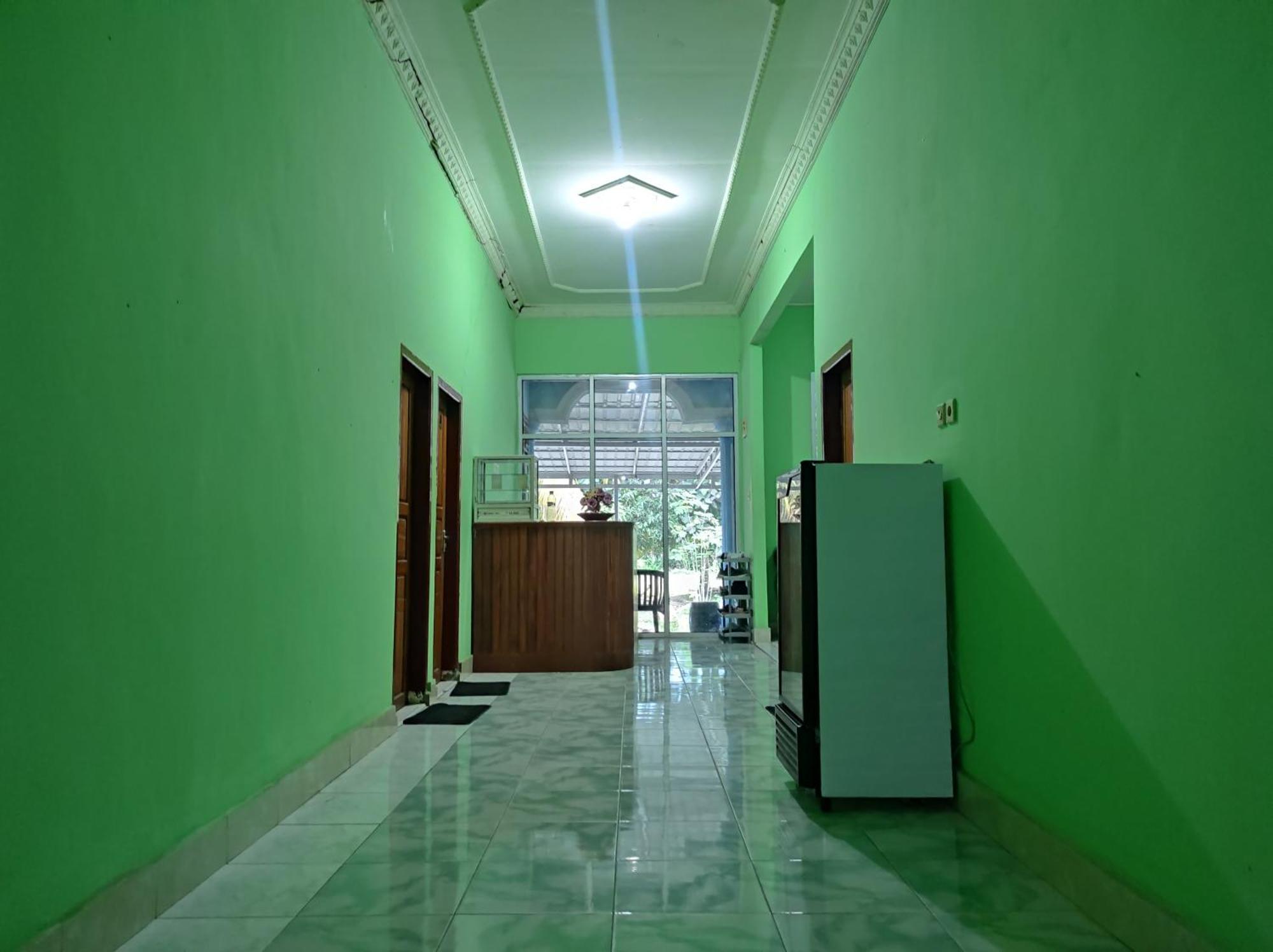 Oyo 93411 Syariah Hotel Tomborang Karema Esterno foto